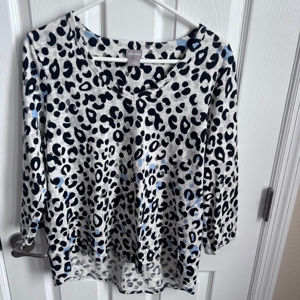 Chico's Leopard Print Slub Knit V-Neck 3/4 Sleeve Top‎ White Blue Size 1 Medium